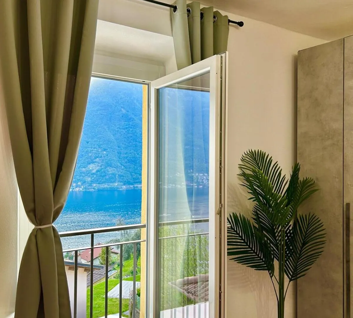 New Duplex With Lake View, 2 Terraces Nesso Apartman